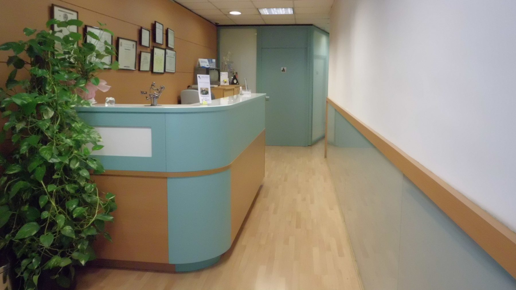 Recepción de la Clínica Dental Dr. I. X. Bon de Juana, con su característico mostrador curvo en color turquesa